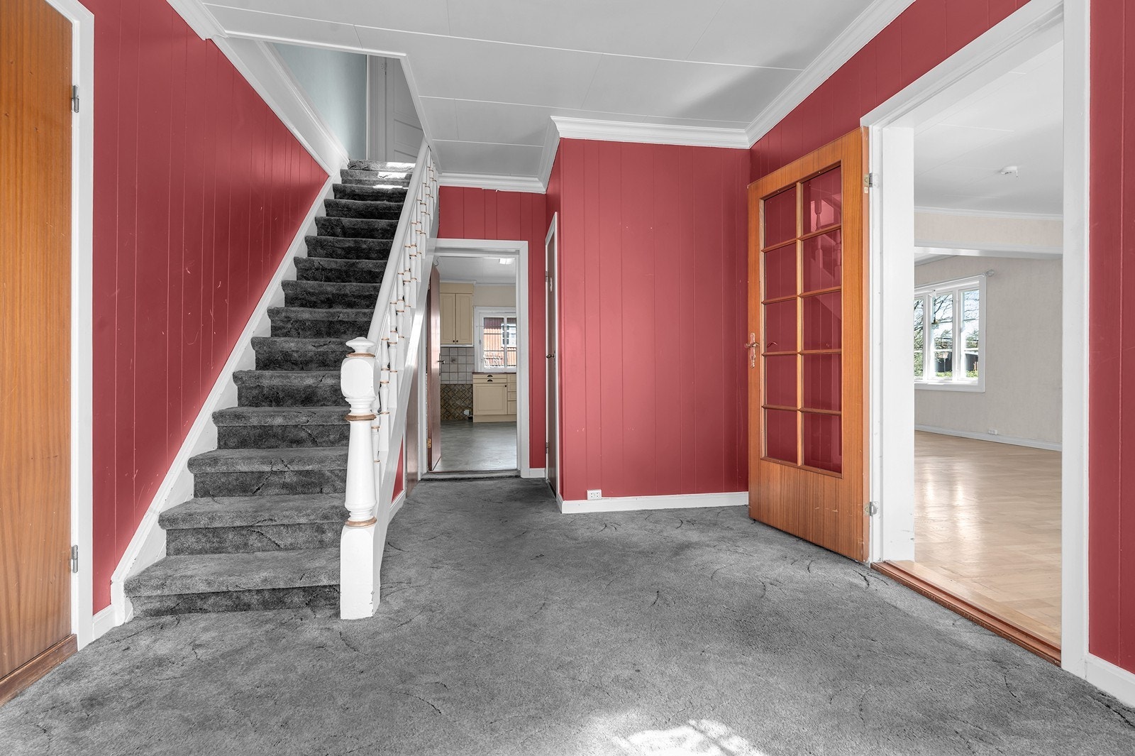 Romslig hall med trapp opp til boligens 2. etasje Galleribilde