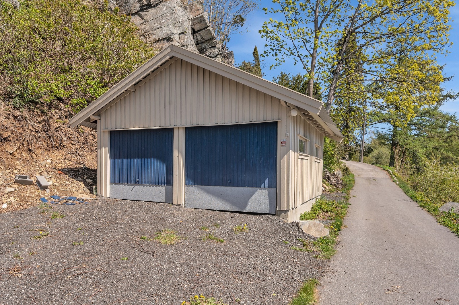 Dobbel garasje på tomten. Godt med parkeringsmuligheter på eiendommen Galleribilde