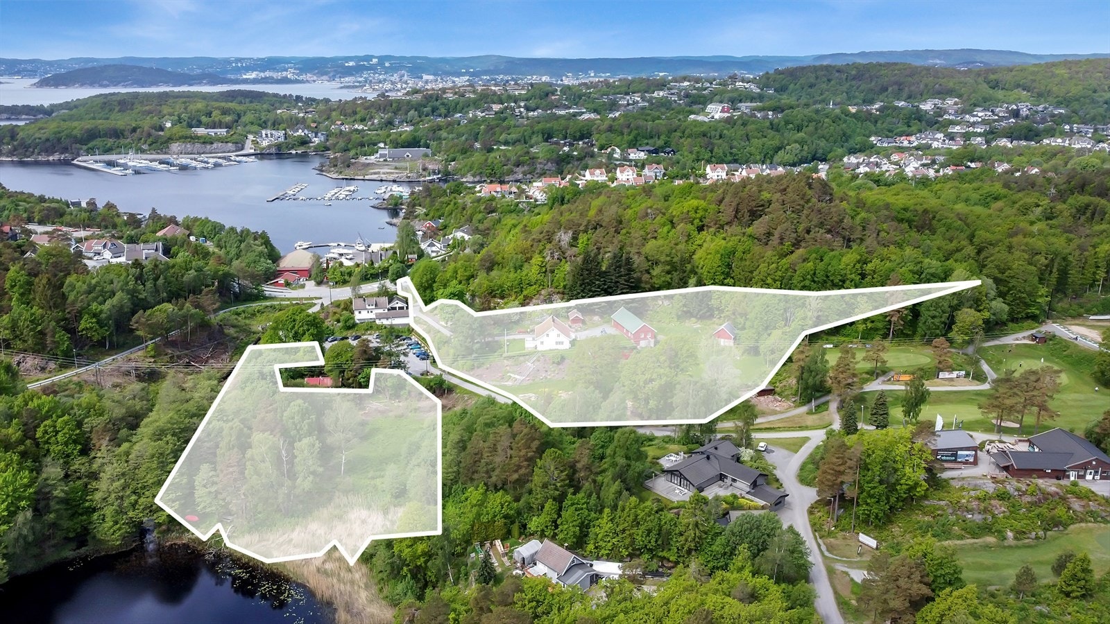 Eiendommen består av 2 store parseller. Hovedeiendommen er på 9025 kvm og parsellen er på 6368 kvm. Galleribilde