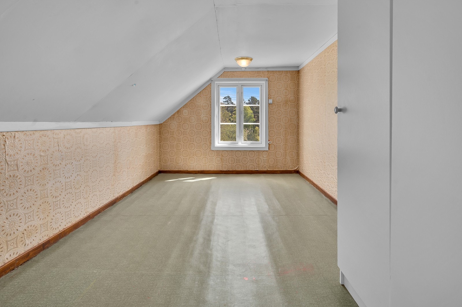 Soverom med garderobeskap som medfølger Galleribilde