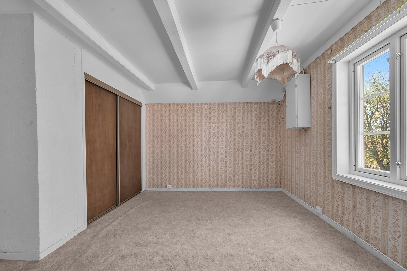 Innebygd garderobe med skyvedører Galleribilde