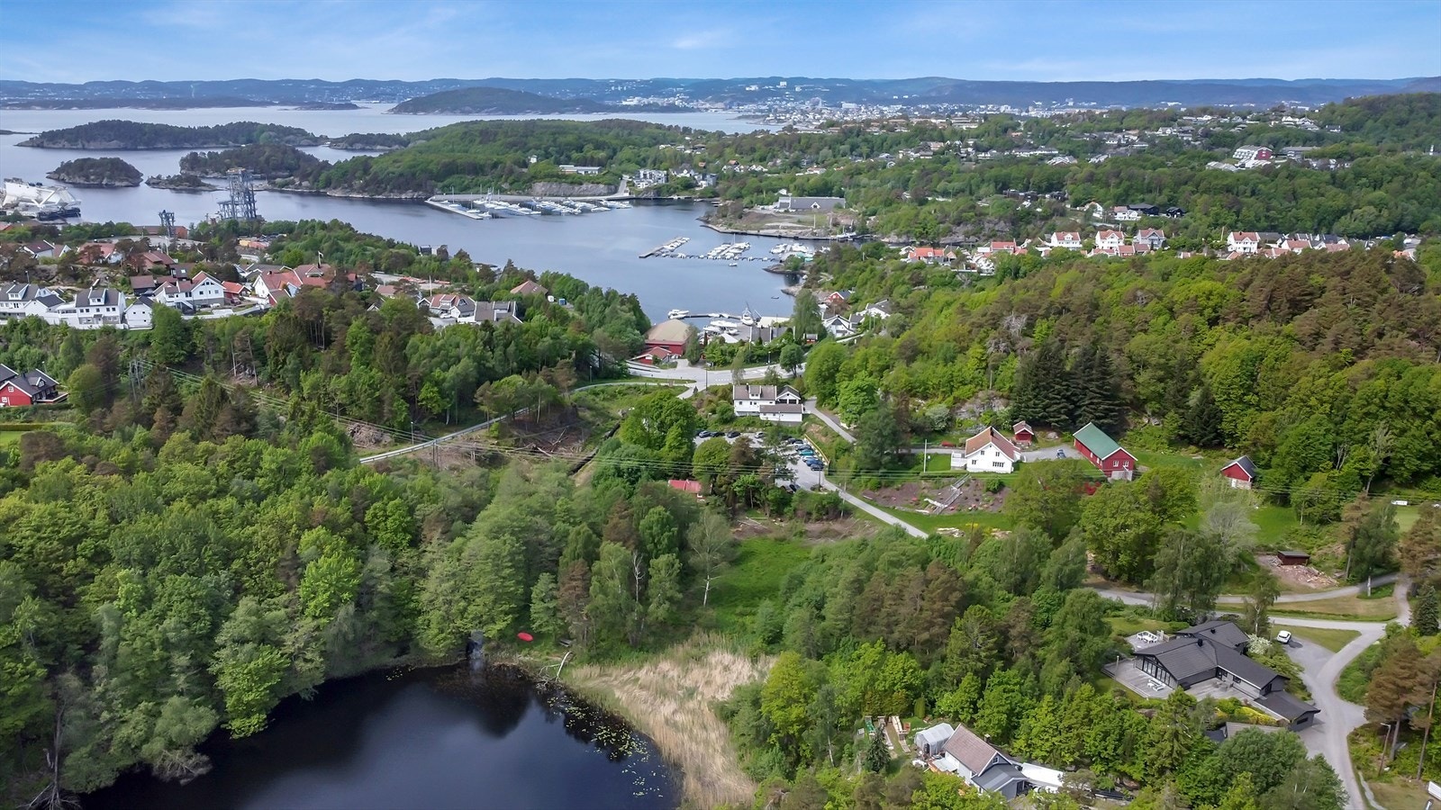Det er kort vei til både sjø, golfbane, flotte turområder og daglige servicetilbud Galleribilde