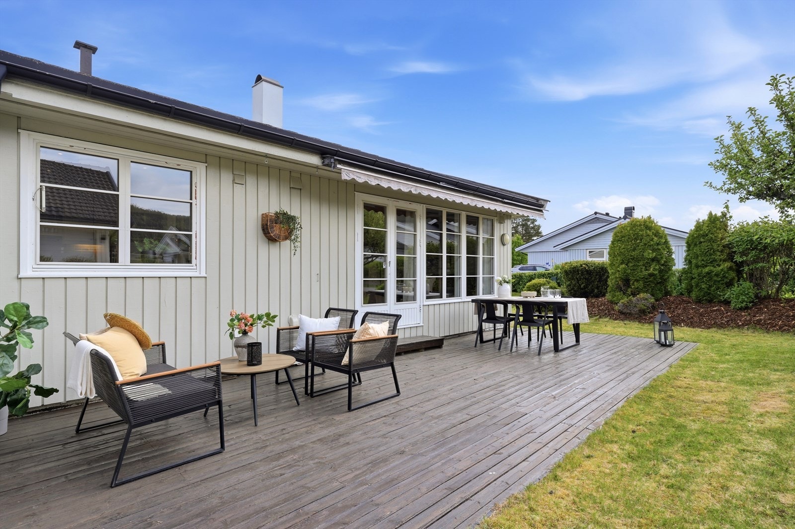 Enebolig med en romslig treterrasse. Her er det god plass til både sittegruppe og spisebord. Galleribilde