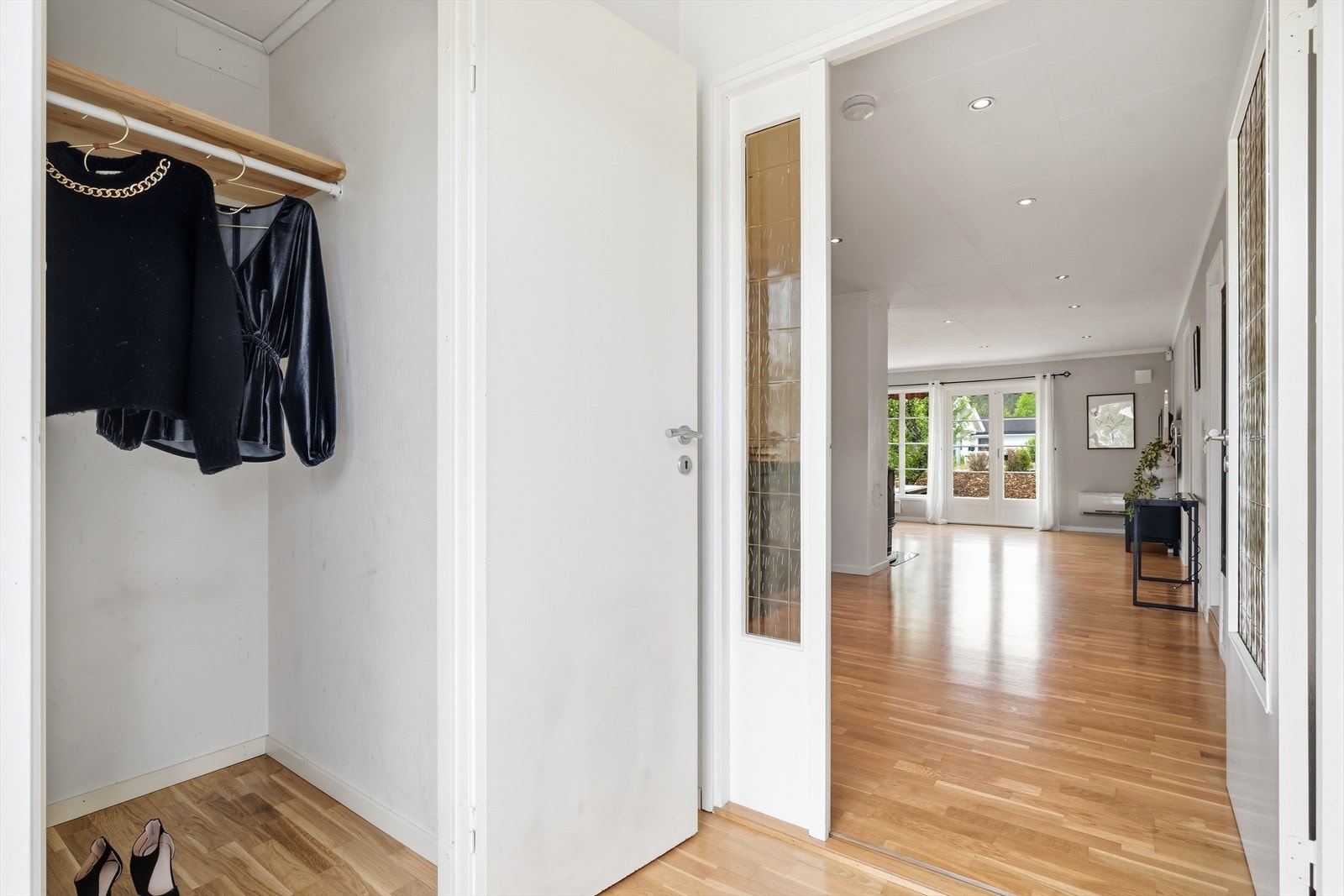 Fra entréen åpner boligen seg opp med gjennomgående parkettgulv inn mot stuen. Galleribilde