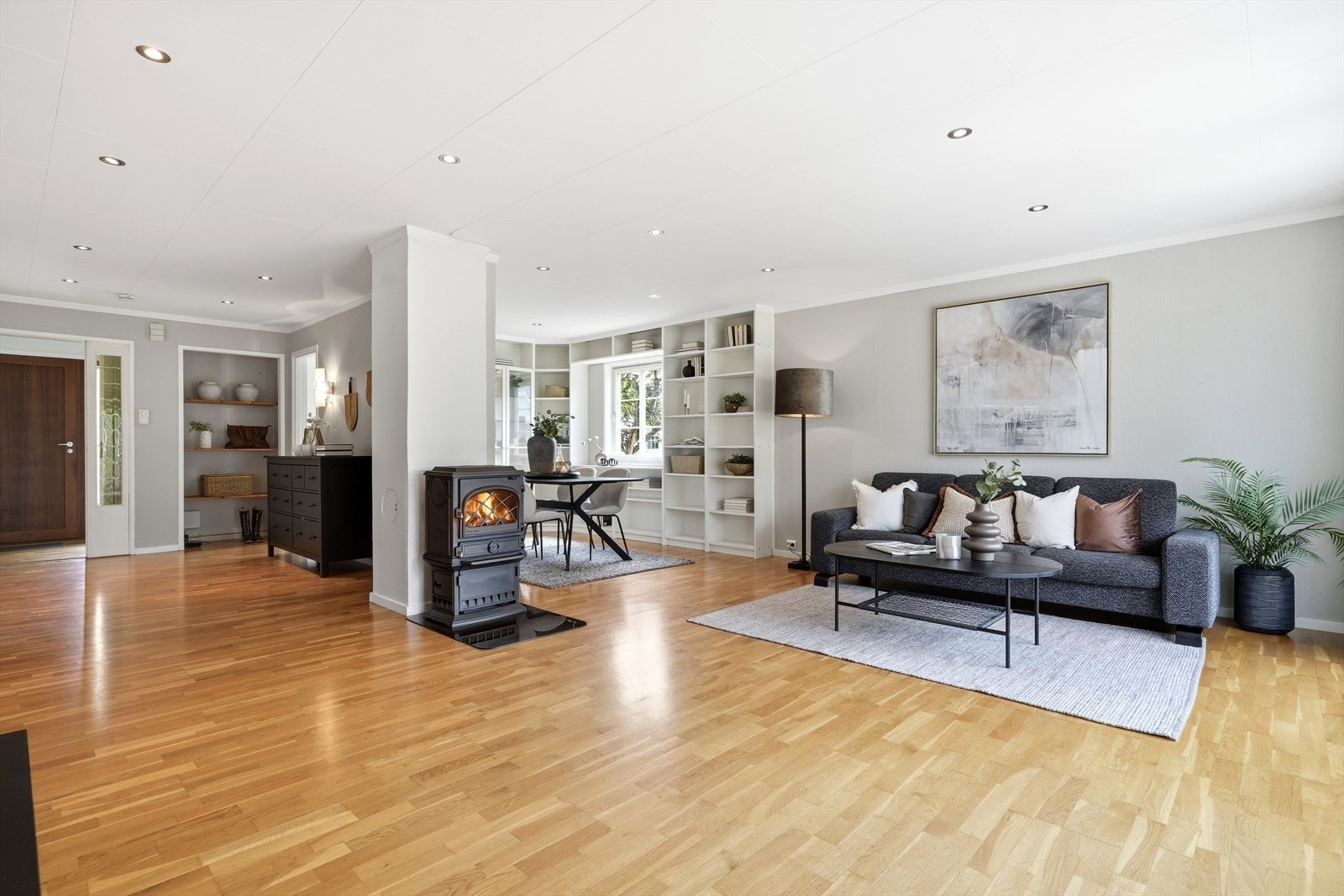 Stuen er boligens samlingspunkt, med både vedovn for varme og en effektiv varmepumpe. Galleribilde