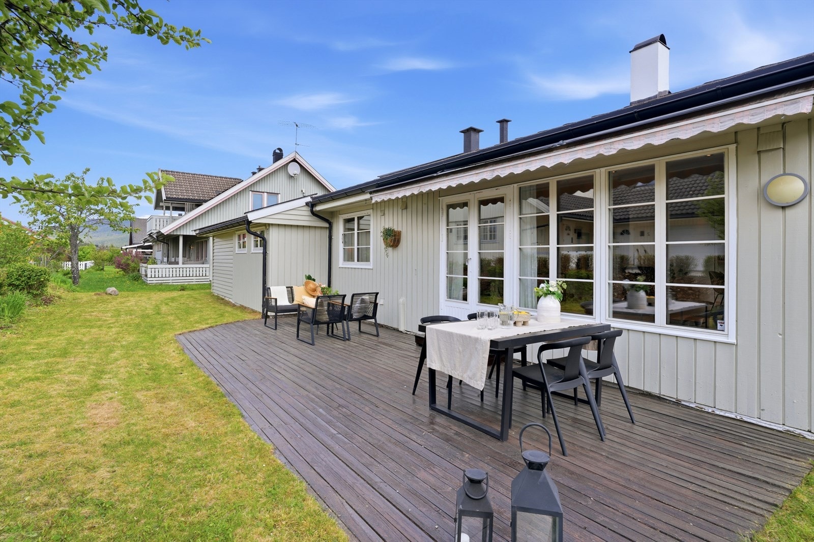 Hagen er pent opparbeidet med plen og gir gode muligheter for lek og utendørsaktiviteter. Galleribilde