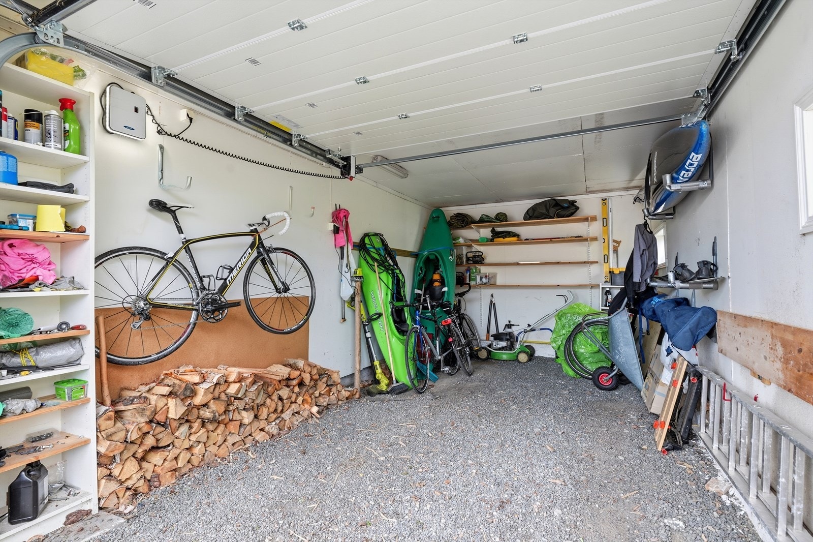 Sambygget garasje på 18 m² med leddport og automatisk portåpner. Galleribilde
