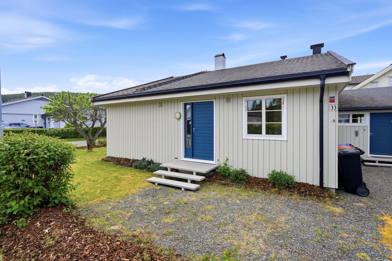 Hovedinngangen til boligen, som ligger i et etablert og barnevennlig boligområde. Galleribilde