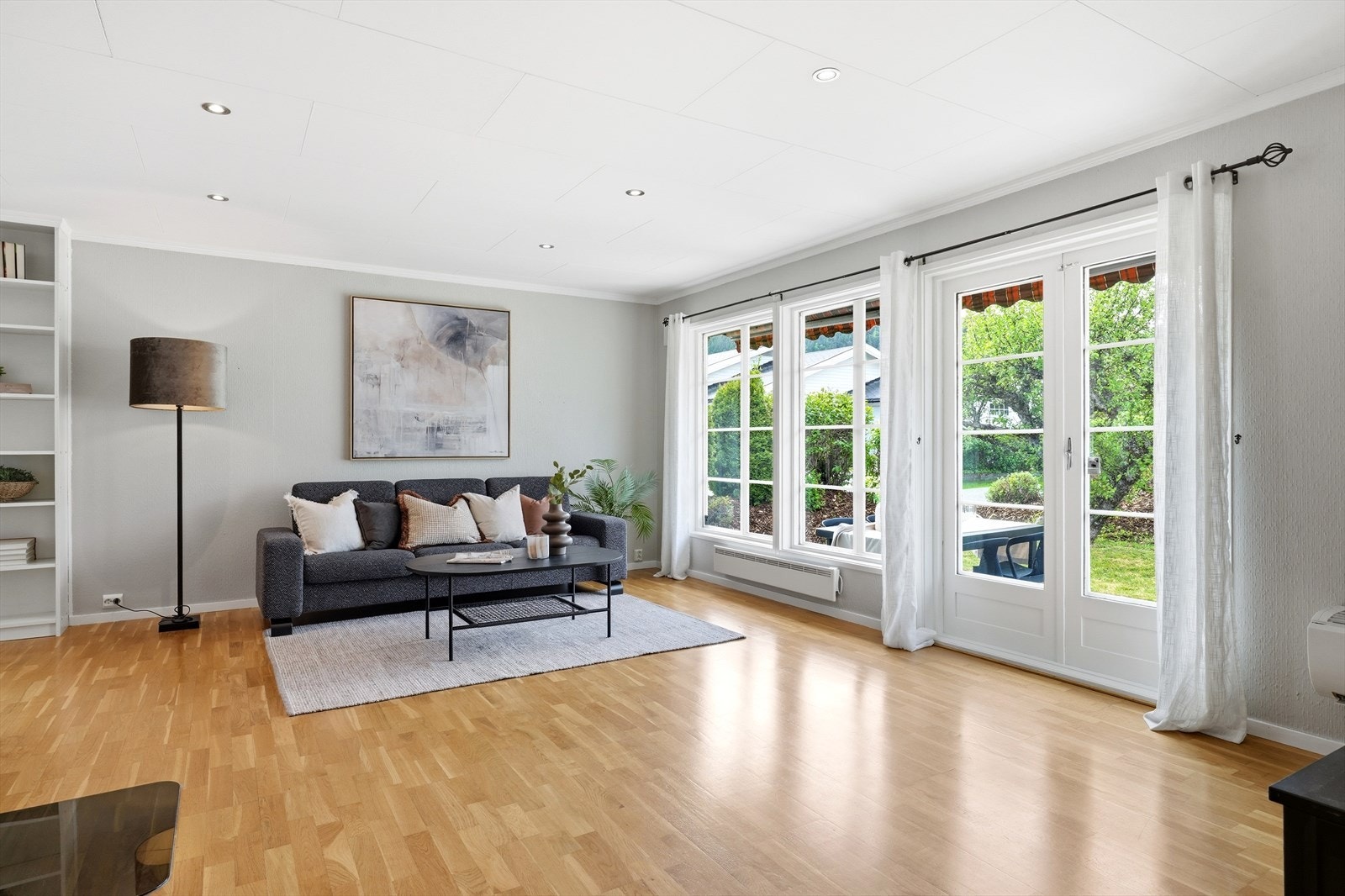 Fra stuen er det direkte utgang til terrassen via en tofløyet terrassedør. Galleribilde