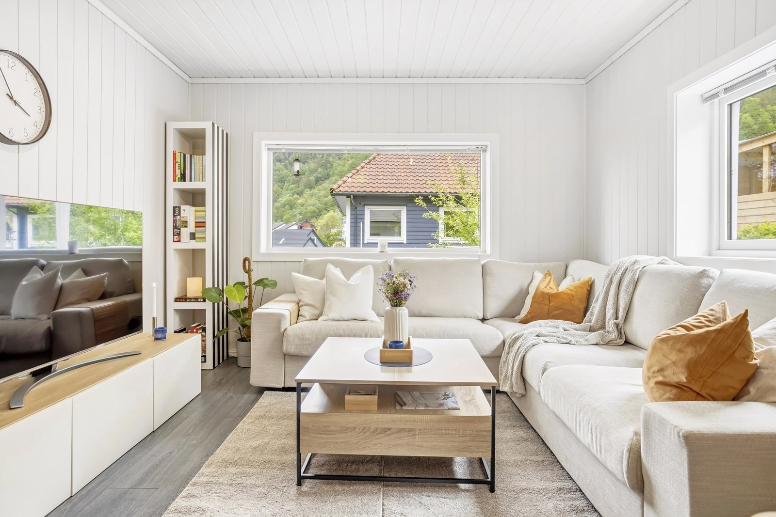 Innbydende og lys stue med romslig plass til både sofagruppe og spisebord. Galleribilde