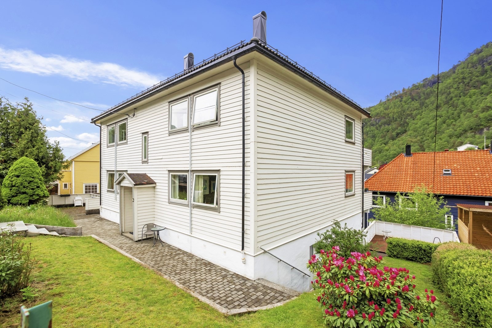 Boligen har en pent og flott opparbeidet fremside som gir et godt førsteinntrykk. Galleribilde