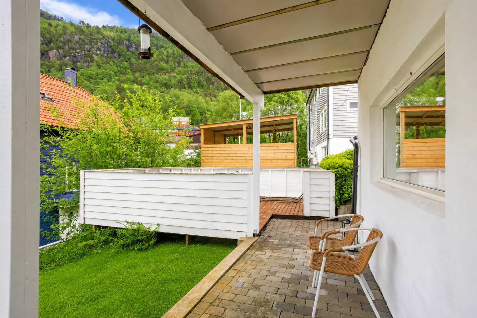 Innbydende uteområde med romslig terrasse. Galleribilde