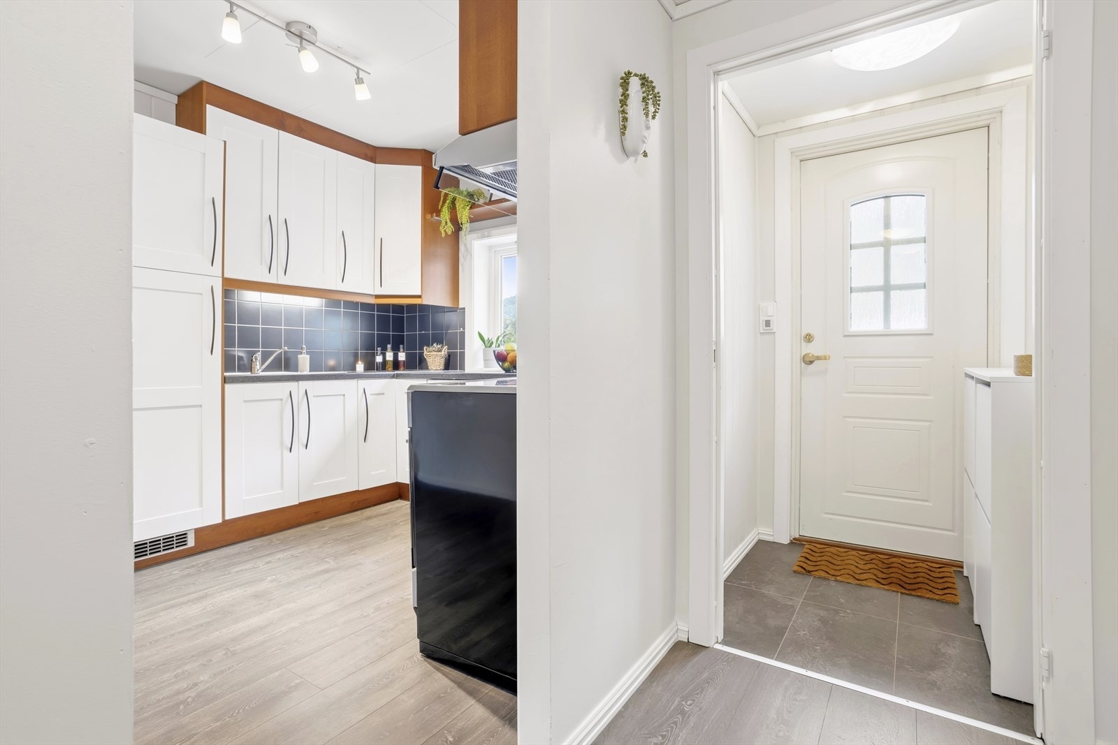Fra entréen har man kjøkkenet på høyre hånd. Galleribilde