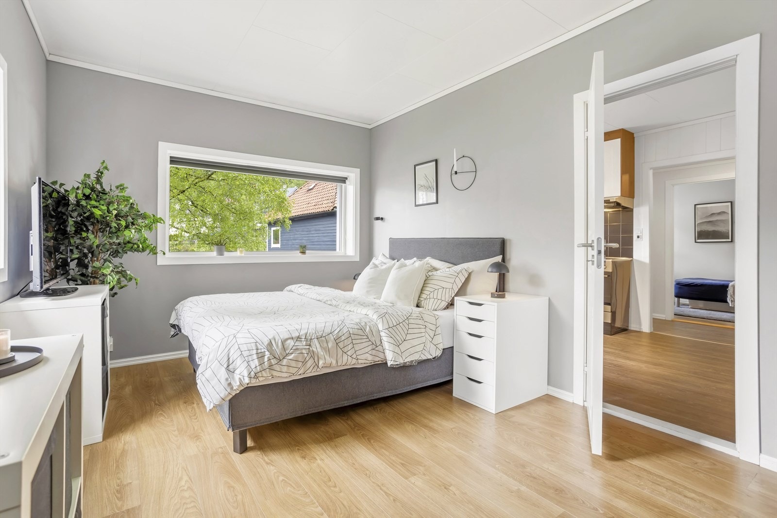 Soverom 1 er romslig, måler 14,7 m² og har gode møbleringsmuligheter for både seng og garderobeløsning. Galleribilde