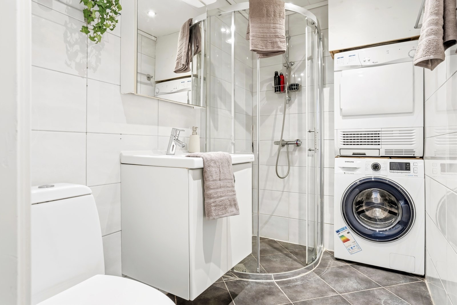 Badet har et areal på 3,6 m² og fremstår med keramiske fliser på gulv og vegger, samt takplater i himlingen. Himlingen er utstyrt med innfelte spotlights som gir god belysning. Galleribilde