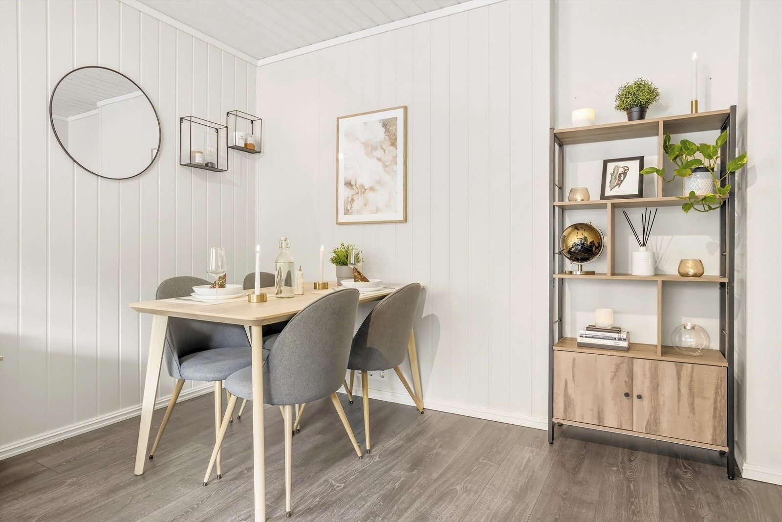 Stuen har en naturlig og innbydende plass for spisebord. Galleribilde