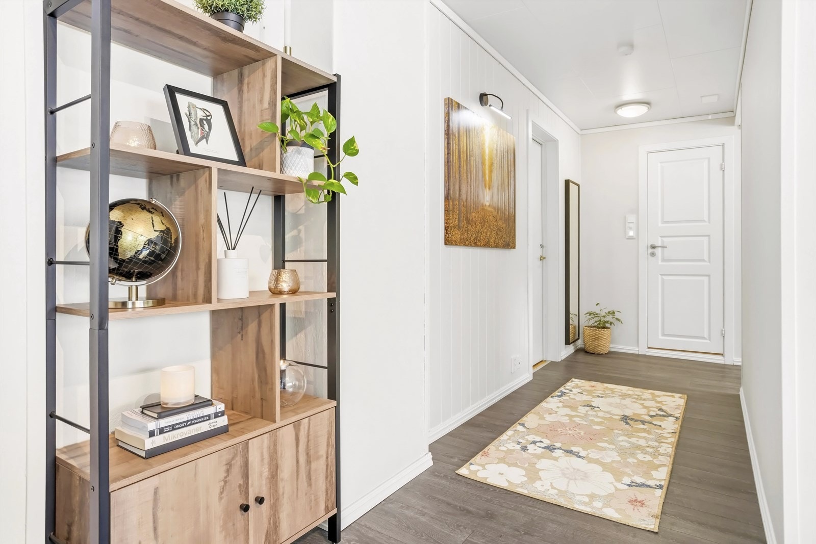 Videre leder gangen frem mot stuen. Galleribilde