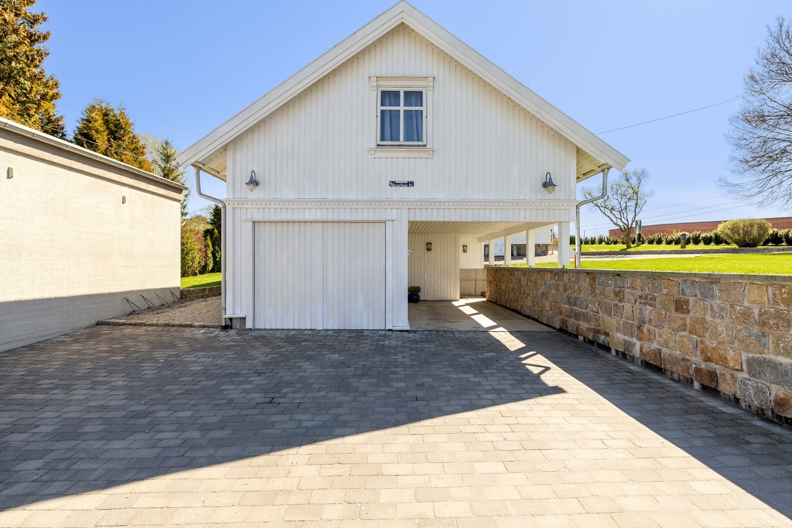 Garasje med carport Galleribilde
