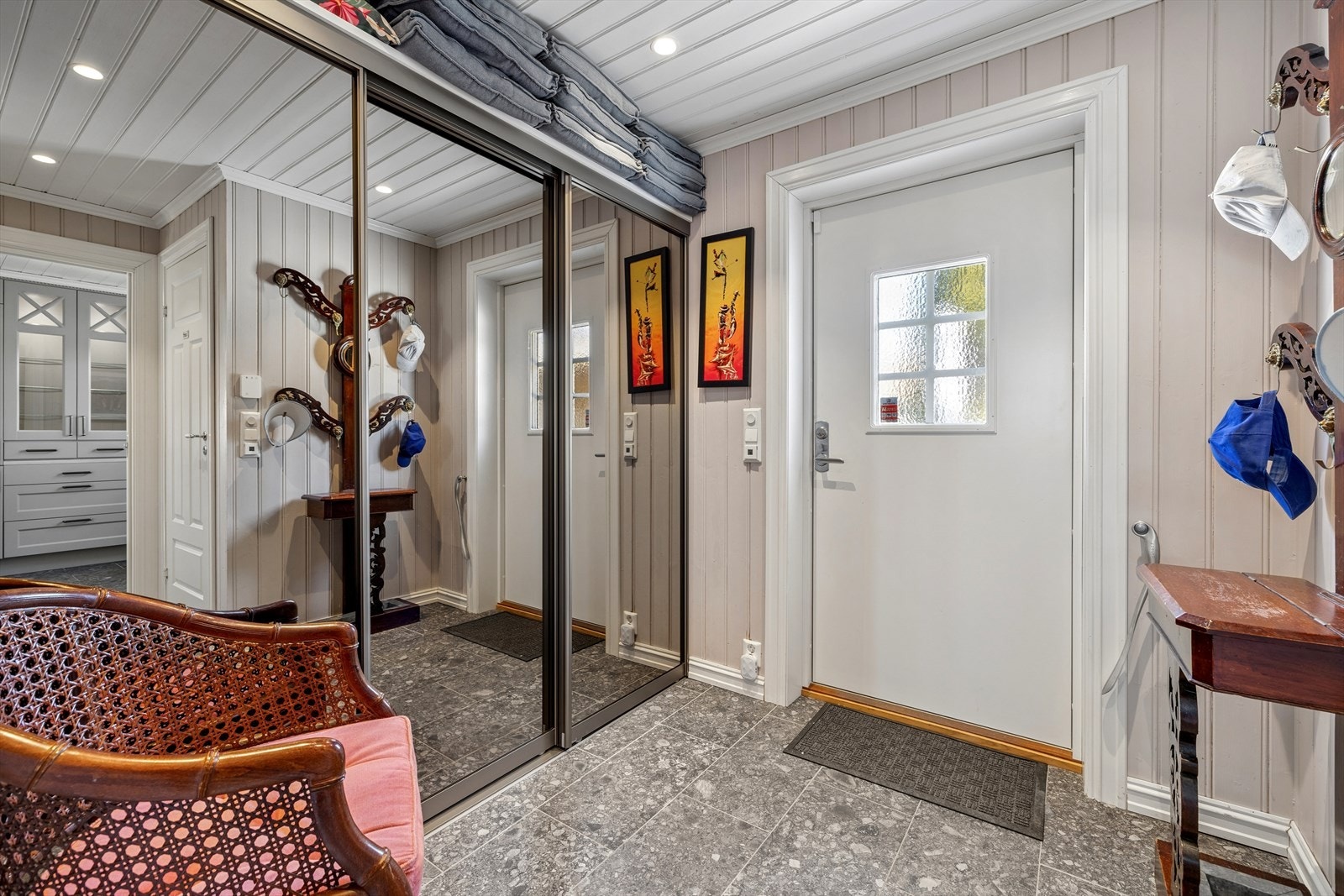 Inngangsparti med skyvedørsgarderobe Galleribilde