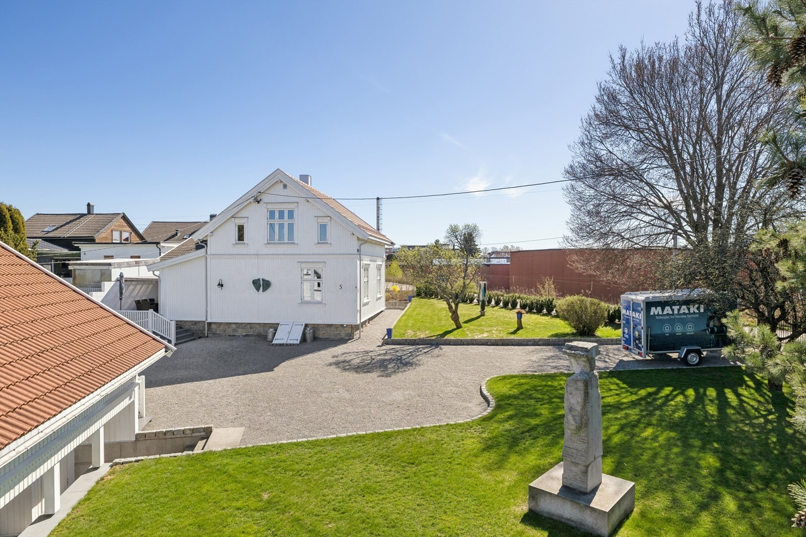 En flott enebolig med garasje og carport Galleribilde