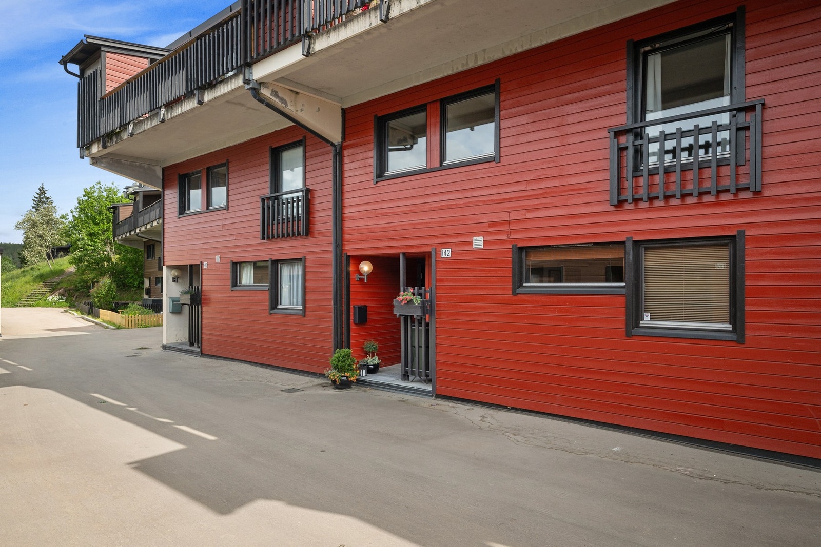 Praktisk inngangsparti i underetasjen med sportsbod på ca. 4 m² like ved, ideelt for ski, sykler, sportsutstyr og annet man ønsker lett tilgjengelig. Galleribilde