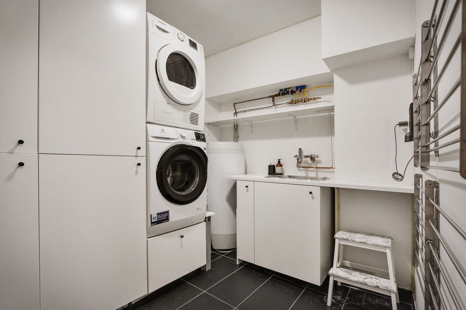 I tillegg har boligen et praktisk vaskerom med opplegg for vaskemaskin og forbedret ventilasjon. Galleribilde