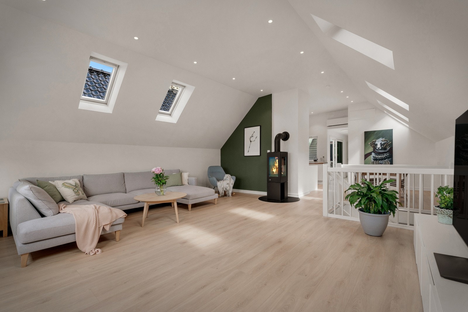 Innvendig består boligen av parkett og fliser på gulv, samt malte flater på vegger og himlinger, som gir et tidløst og vedlikeholdsvennlig uttrykk. Galleribilde