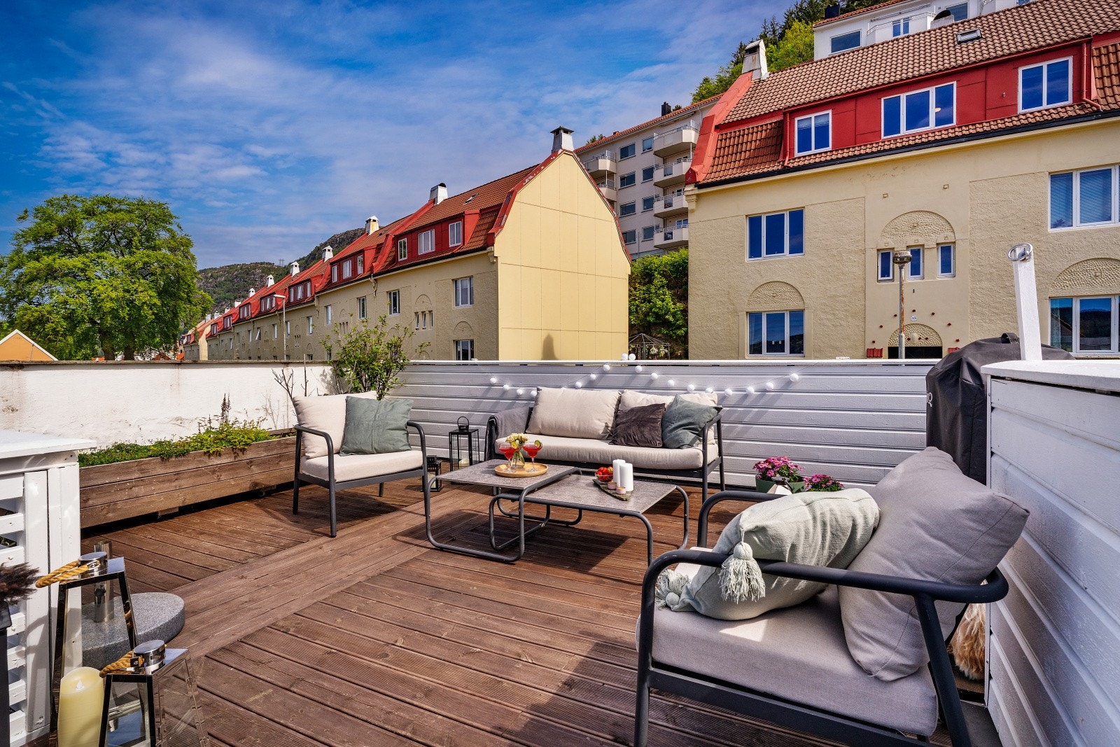 Terrassen er målt til hele 24 kvm og inviterer til nydelige sommerskvelder. Galleribilde