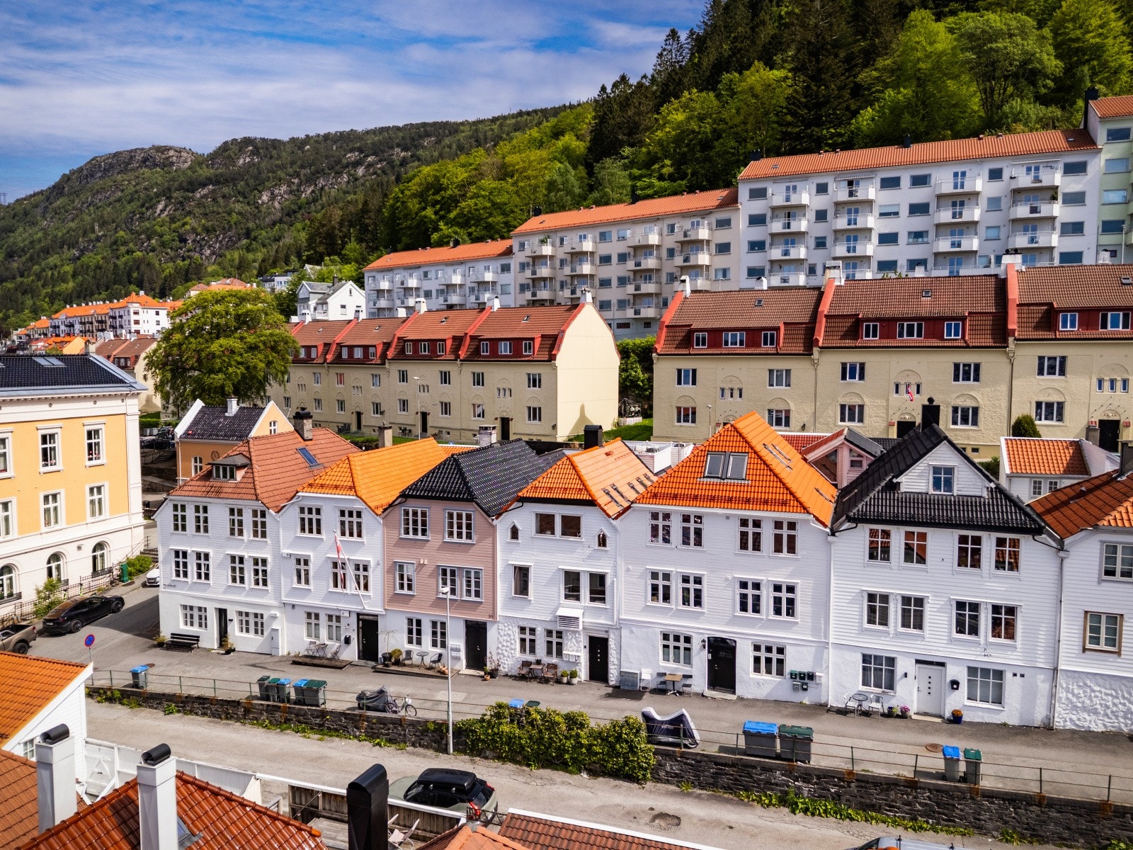 Beliggenheten passer ypperlig for kjøperen som ønsker å bo i skjæringspunktet mellom by og fjell. Galleribilde