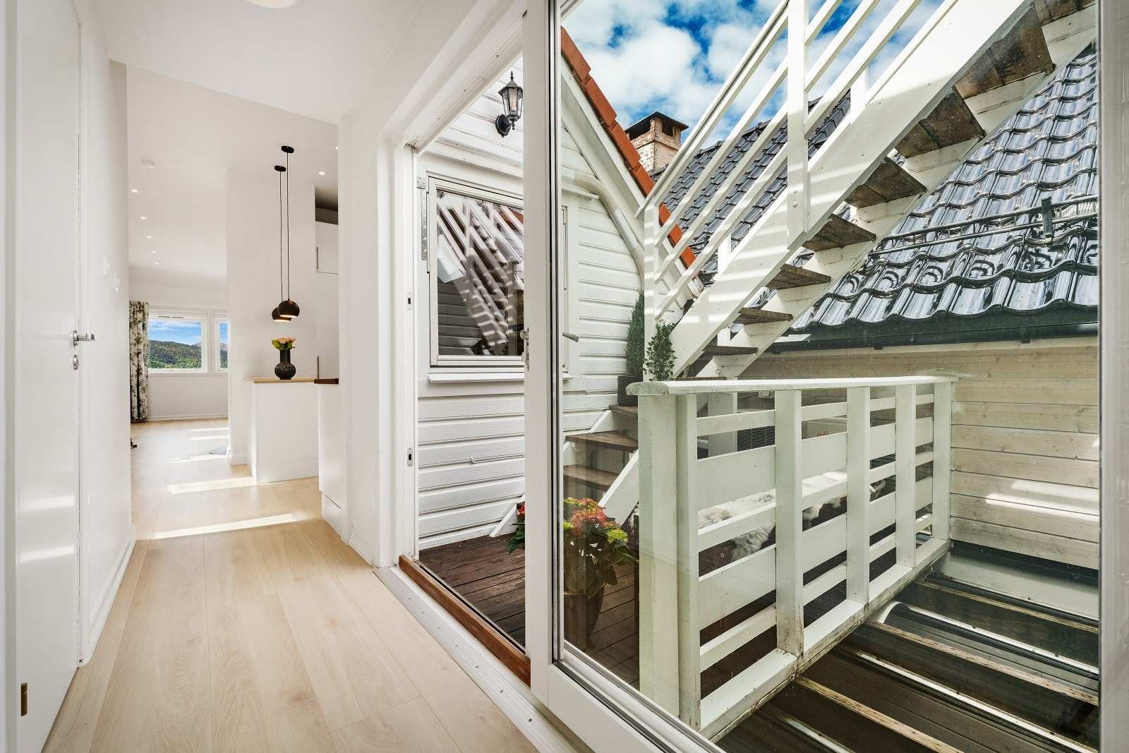 Fra mellomgang fra stue/kjøkken-delen og inn mot soverom/baderoms-avdelingen er det trapp opp til takterrassen. Galleribilde