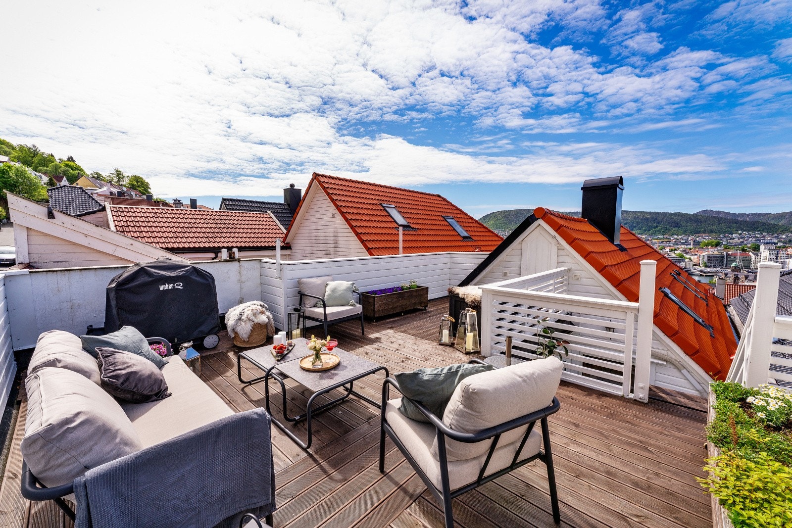 Velkommen til en unik toppleilighet med privat takterrasse med nydelige sol- og utsiktsforhold. Galleribilde