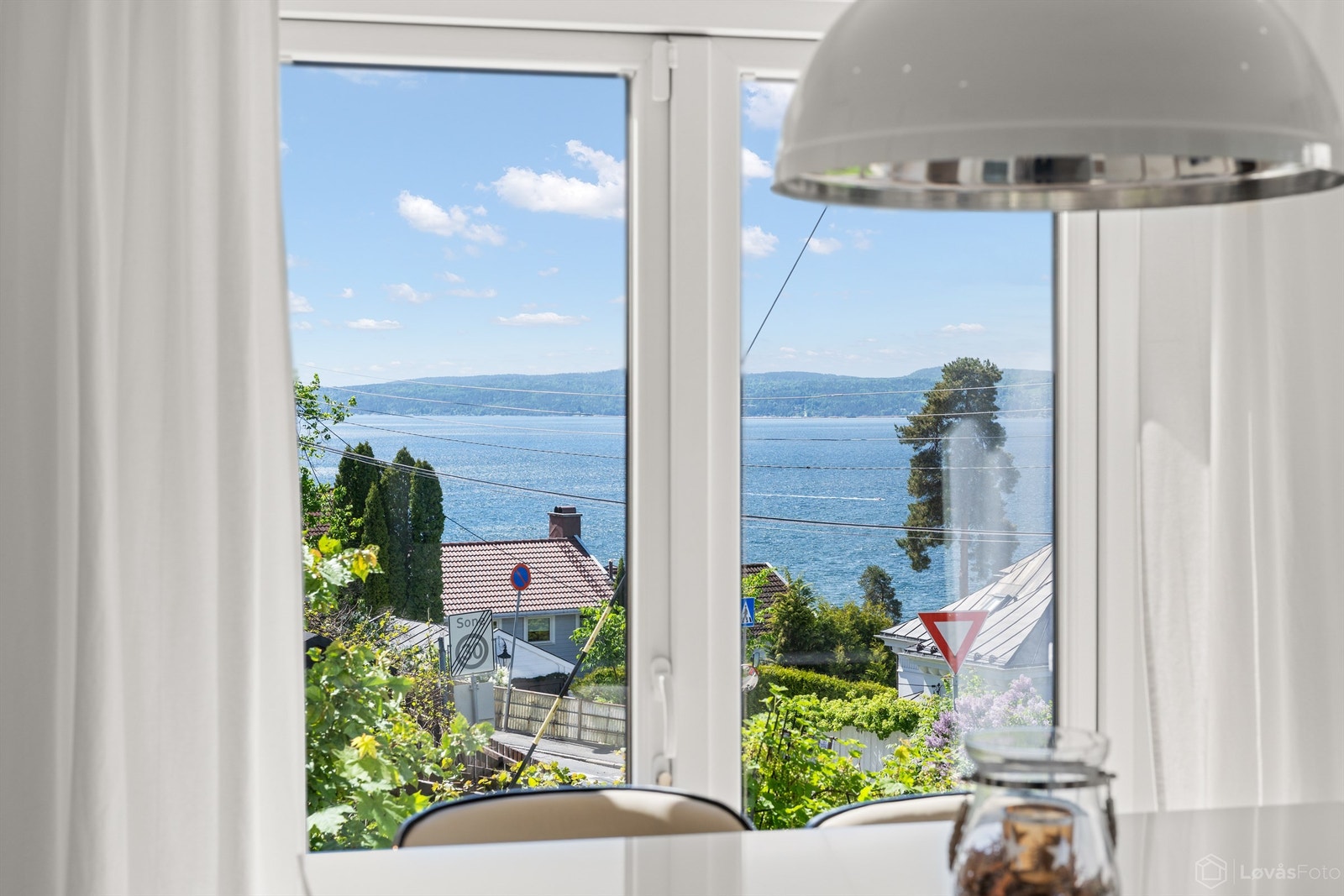 Store vindusflater slipper inn rikelig med dagslys og gir flott kontakt med omgivelsene, samt at de fremhever den flotte fjordutsikten Galleribilde