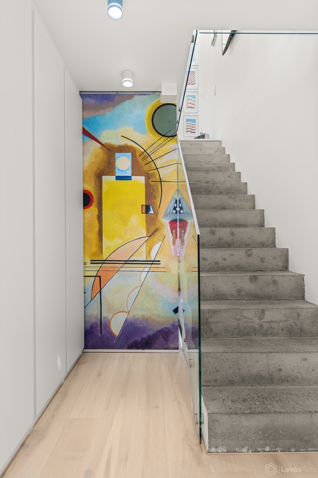 Den sentralt plasserte trappen er et skulpturelt element i boligen Galleribilde