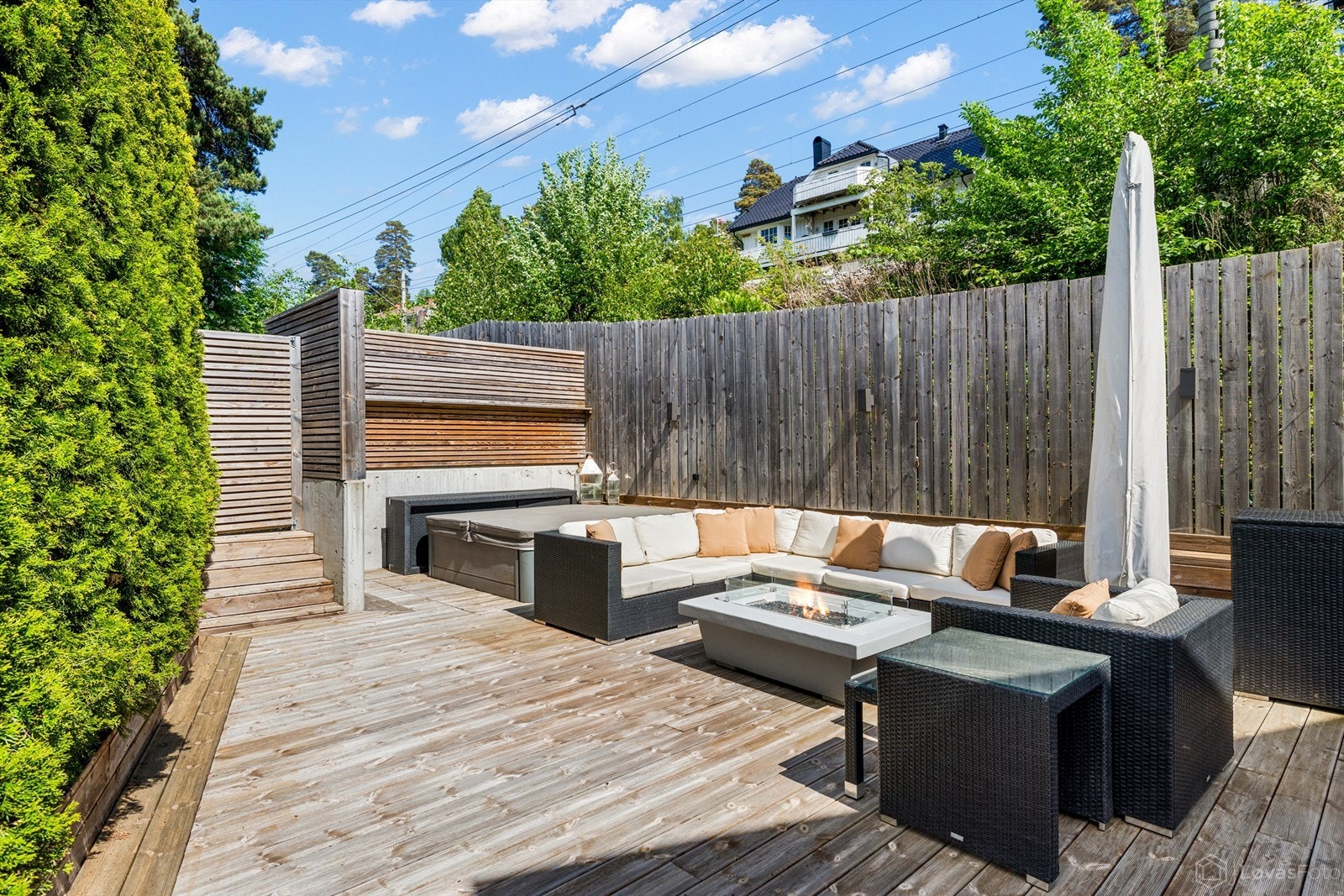 Stor og skjermet terrasse med jacuzzi som vil følge boligen. Møblene og parasollen på terrassen vil også medfølge Galleribilde