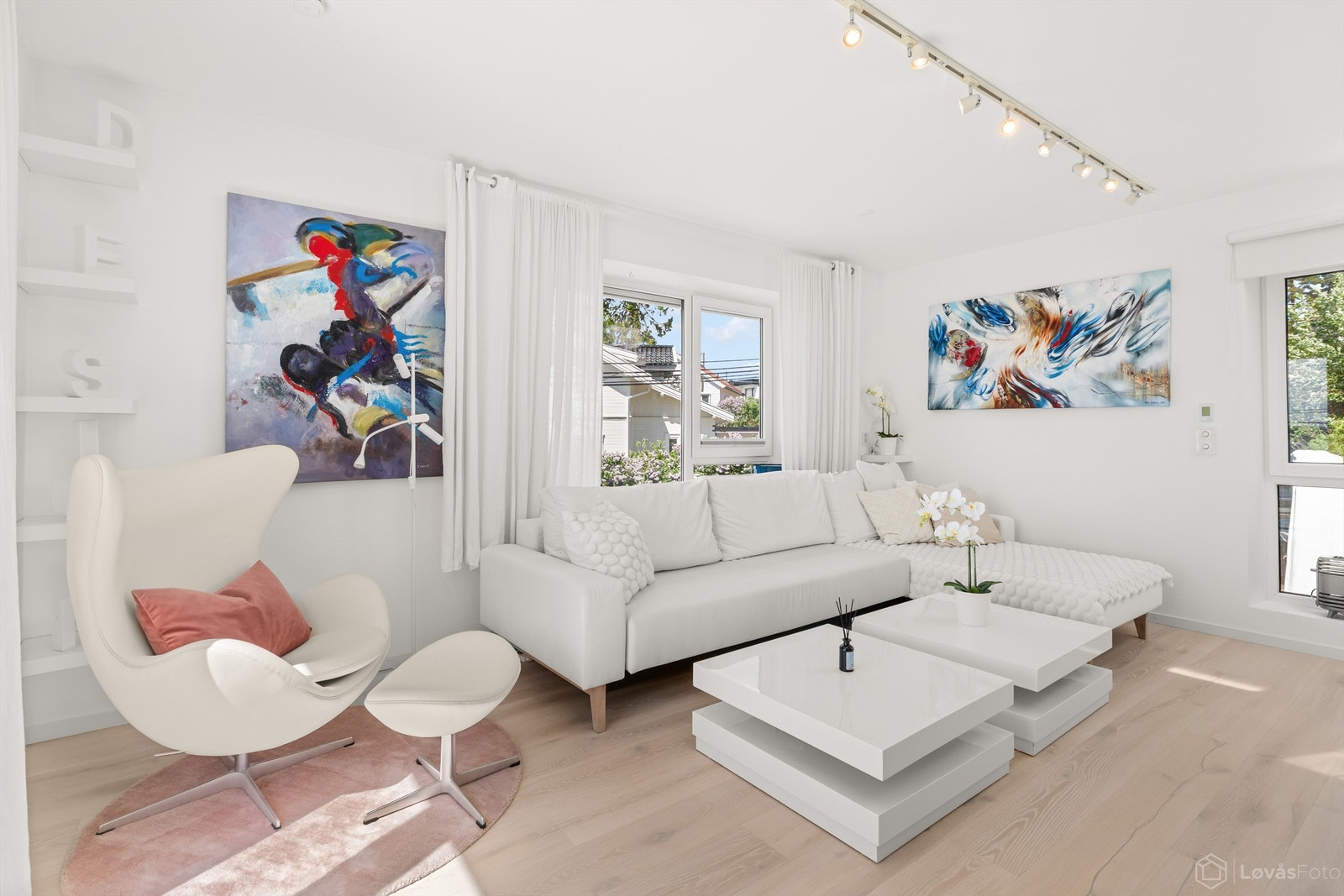 Rommet er lett å møblere og har god plass til møblering. Sofaen med salongbord følger boligen Galleribilde