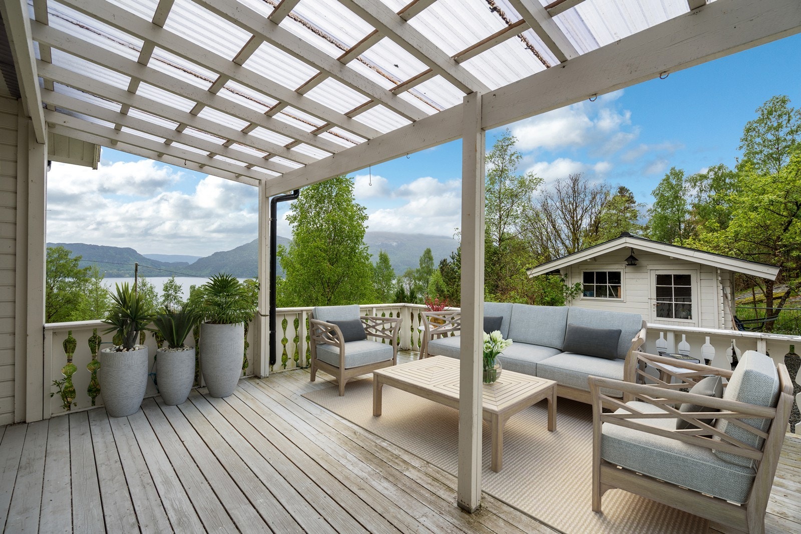 Kjekk og skjermet terrasse med takobverbygg på deler av terrassen. Galleribilde