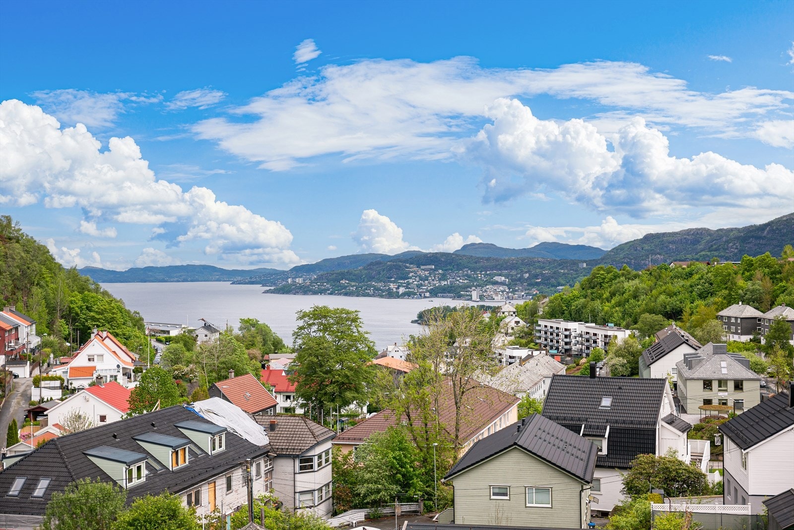 Fra kjøkkenet er det nydelig utsikt mot Byfjorden, Ytre Sandviken og nærområdene Galleribilde