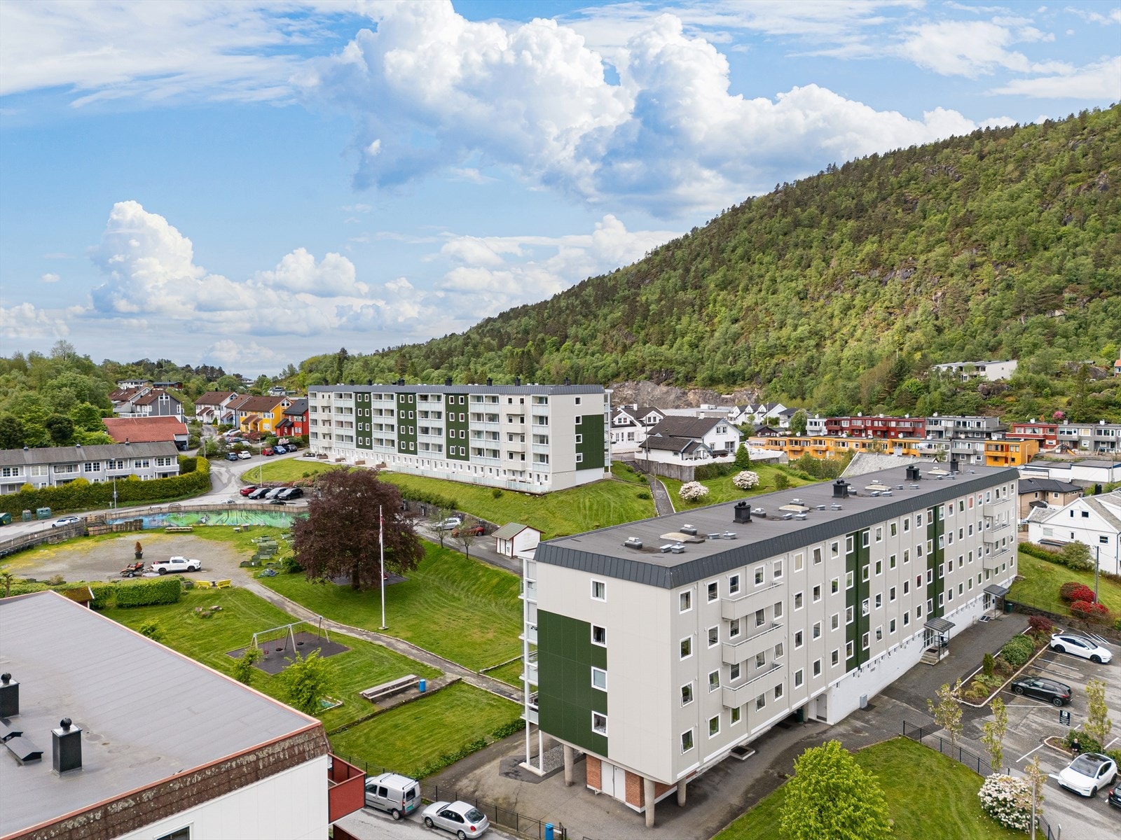 Gangavstand til butikk, buss, Damsgård skole, barnehager og Frøya Arena Galleribilde