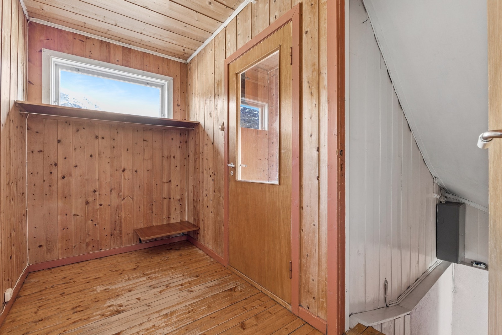 Loftsetasjen inneholder gang, to soverom, bad og kott for lagring. Galleribilde