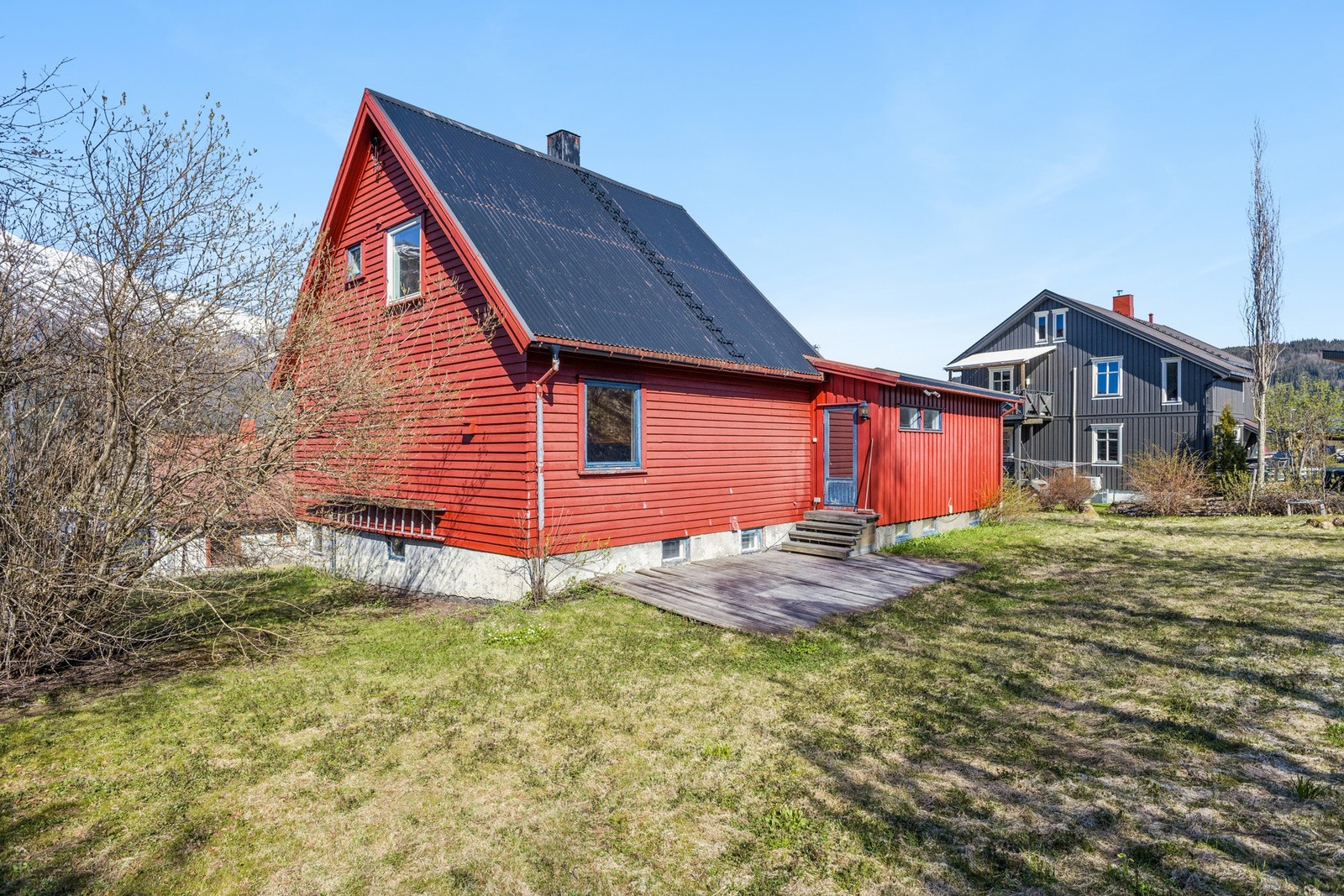 Fra første etasje er det utgang til en markterrasse på cirka 20 m² og hage. Eiendommen ligger i et rolig og etablert boligområde. Galleribilde