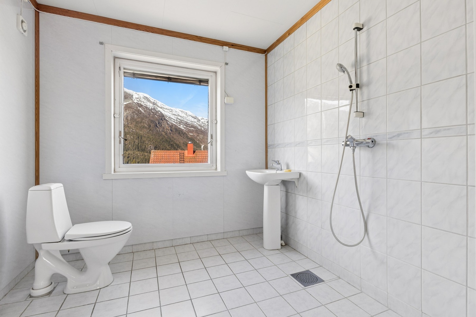 Badet i første etasje har flislagt gulv, opplegg for vaskemaskin og mekanisk avtrekk. Galleribilde