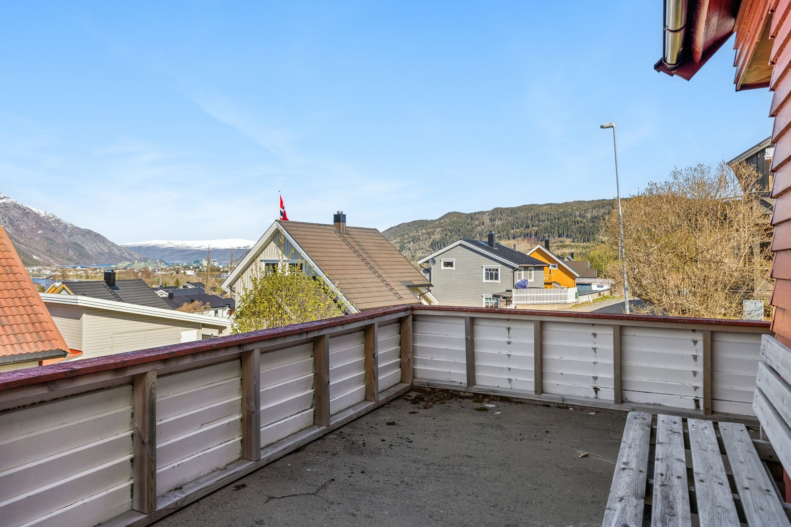Altan på cirka 17 m² med adkomst fra første etasje. Galleribilde