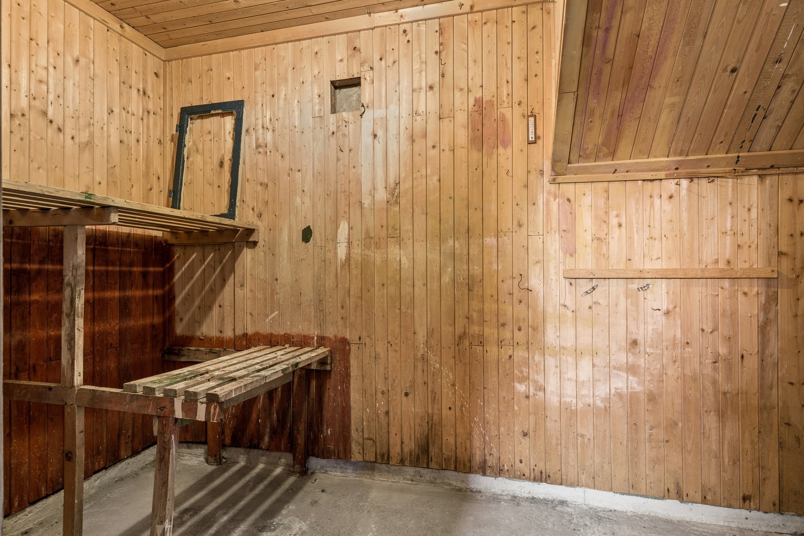 Innredet rom i kjelleren med trepanel på veggene. Galleribilde