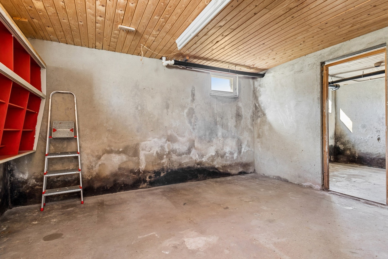 Kjelleren har flere uinnredede rom med betonggulv, som gir rikelig med lagringsplass. Galleribilde