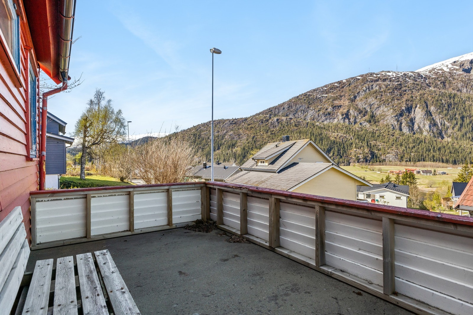 Altanen er plassert over garasjen. Rekkverket er lavere enn dagens forskriftskrav. Galleribilde