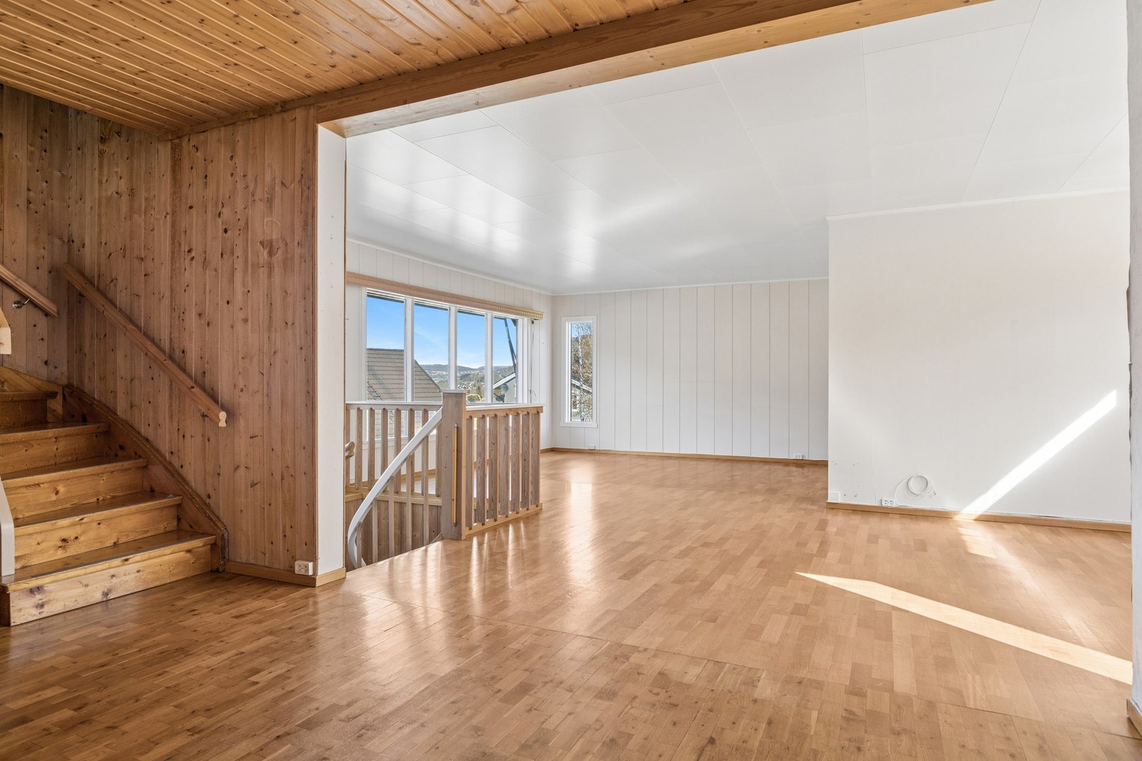 Fra stuen fører en lakkert tretrapp opp til loftsetasjen. Galleribilde