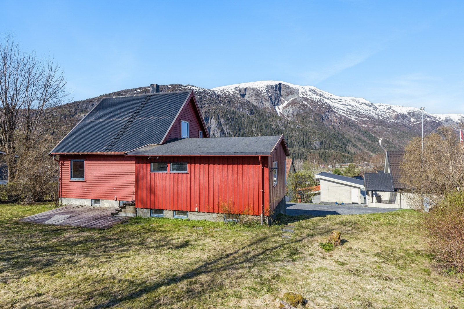 Eiendommen ligger på en solrik tomt med hage. Galleribilde