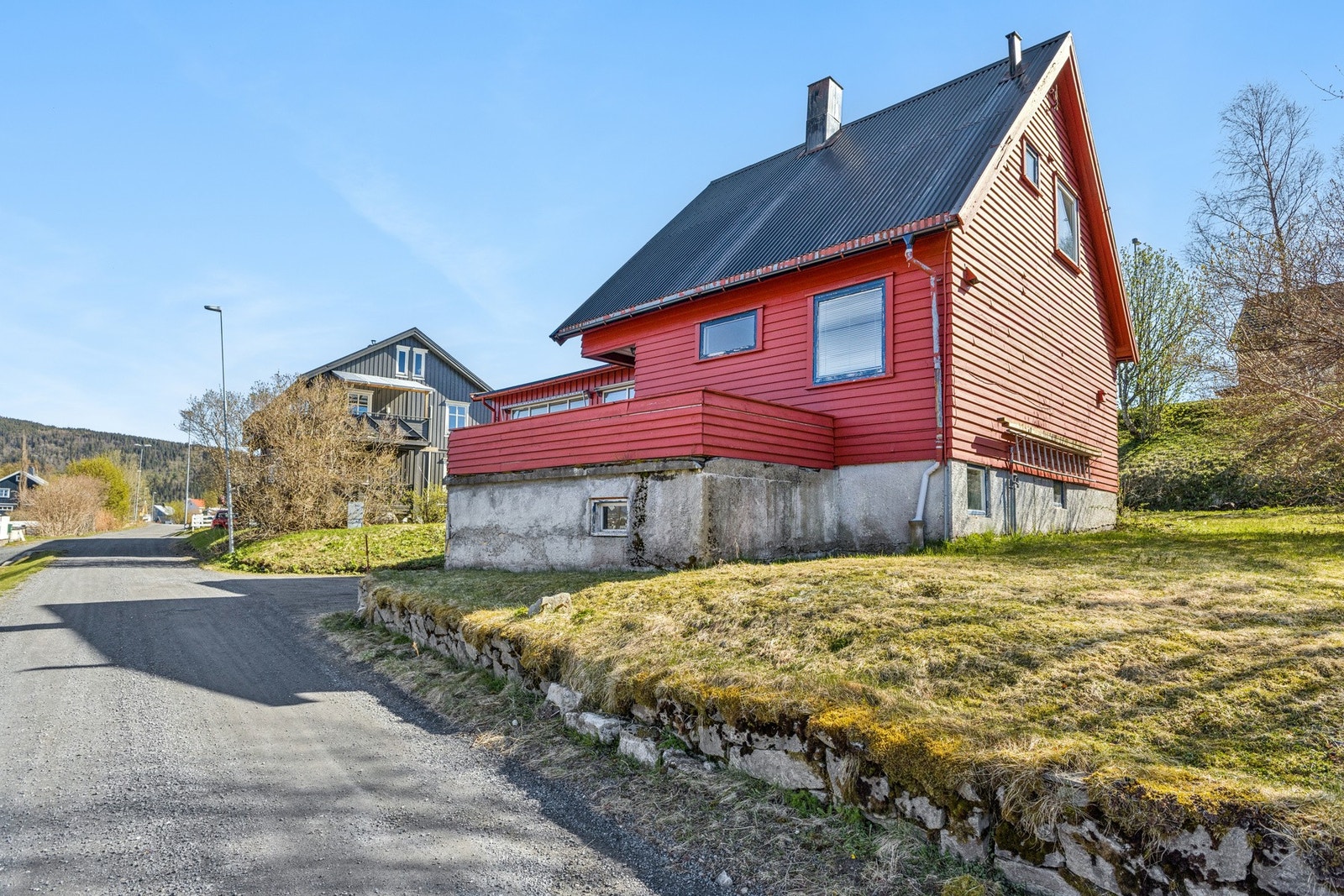 Enebolig fra 1956 med tilbygg fra 1973. Boligen er fordelt over tre plan og inneholder en egen hybeldel i underetasjen. Galleribilde