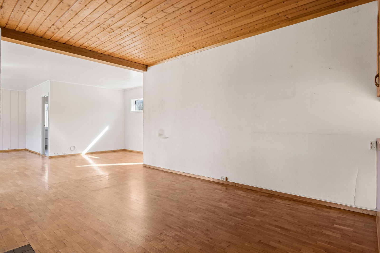 Den åpne løsningen skaper en god forbindelse mellom stue og kjøkken. Galleribilde