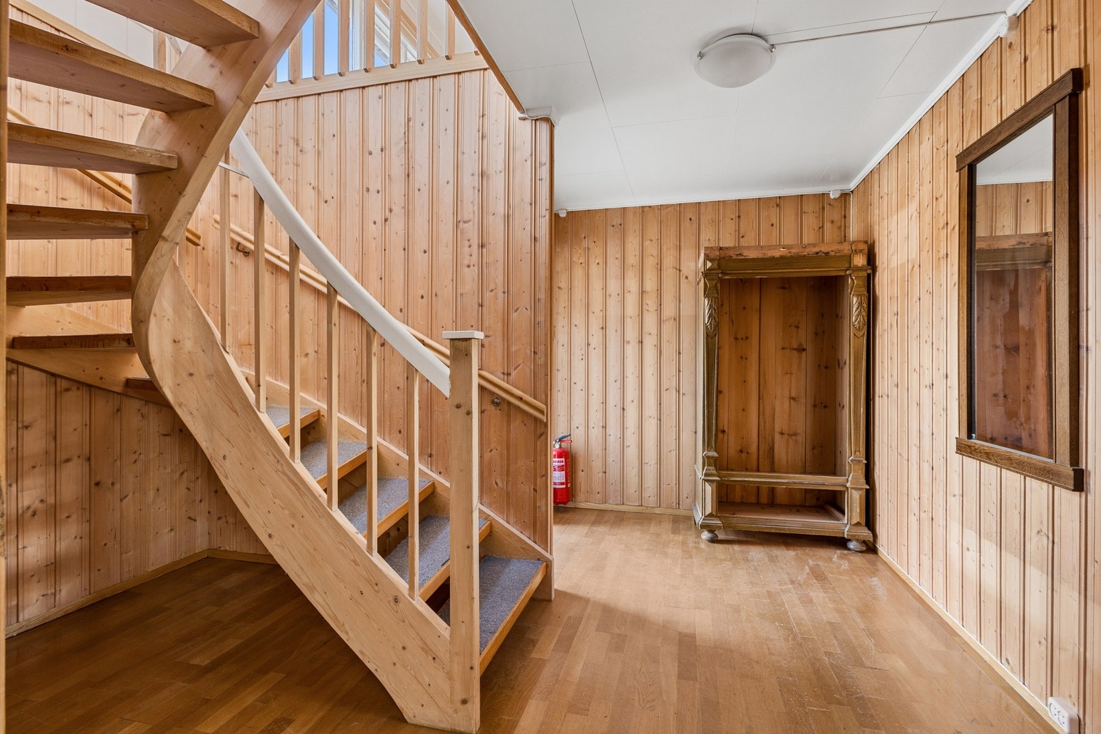 Hoveddelen i kjelleren har hall med trapp og tilgang til boder. Galleribilde